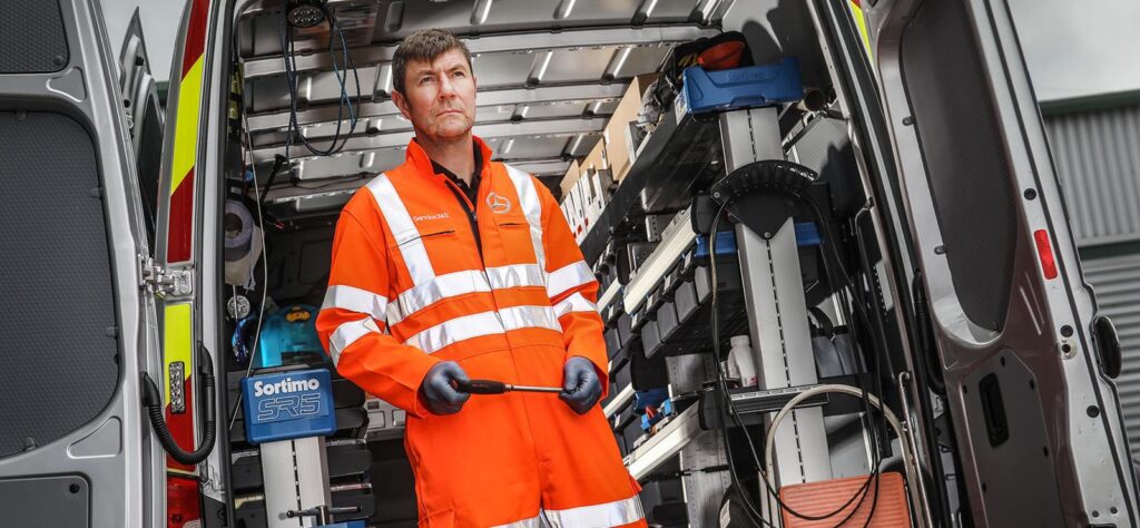 Mercedes-Benz Launches eSprinter Roadside Assistance Unit Technician