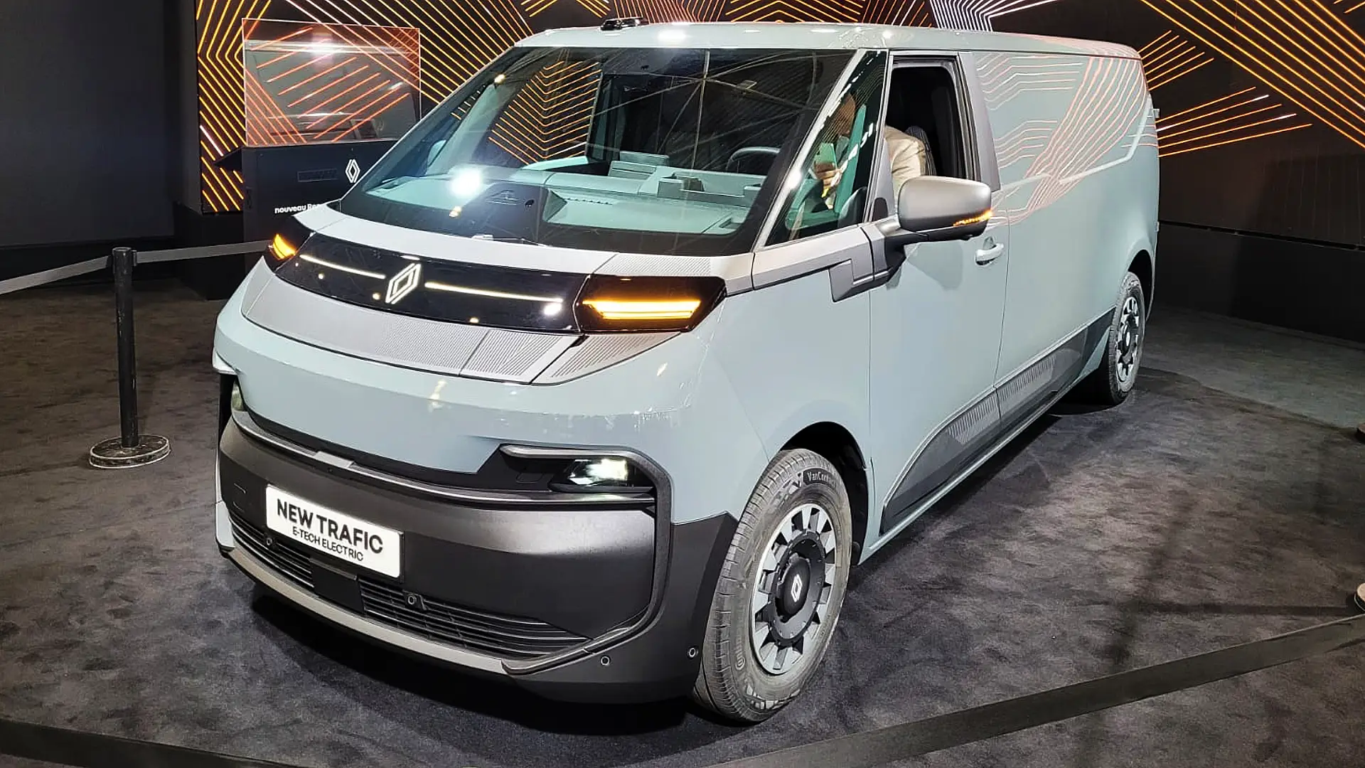 First look at the production-ready Renault Trafic E-Tech for 2026 • Professional Pickup