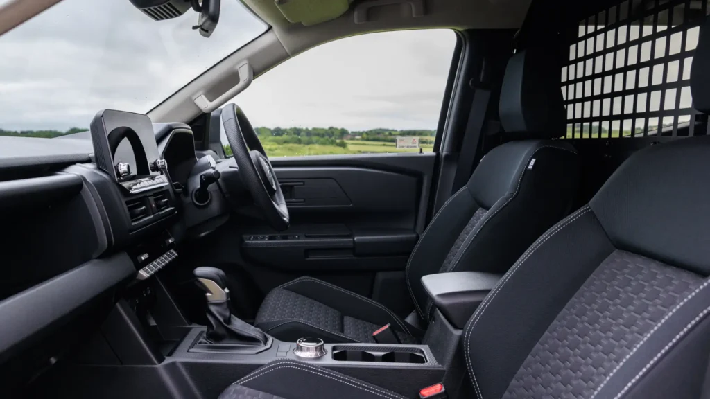 Mitsubishi L200 Commercial interior